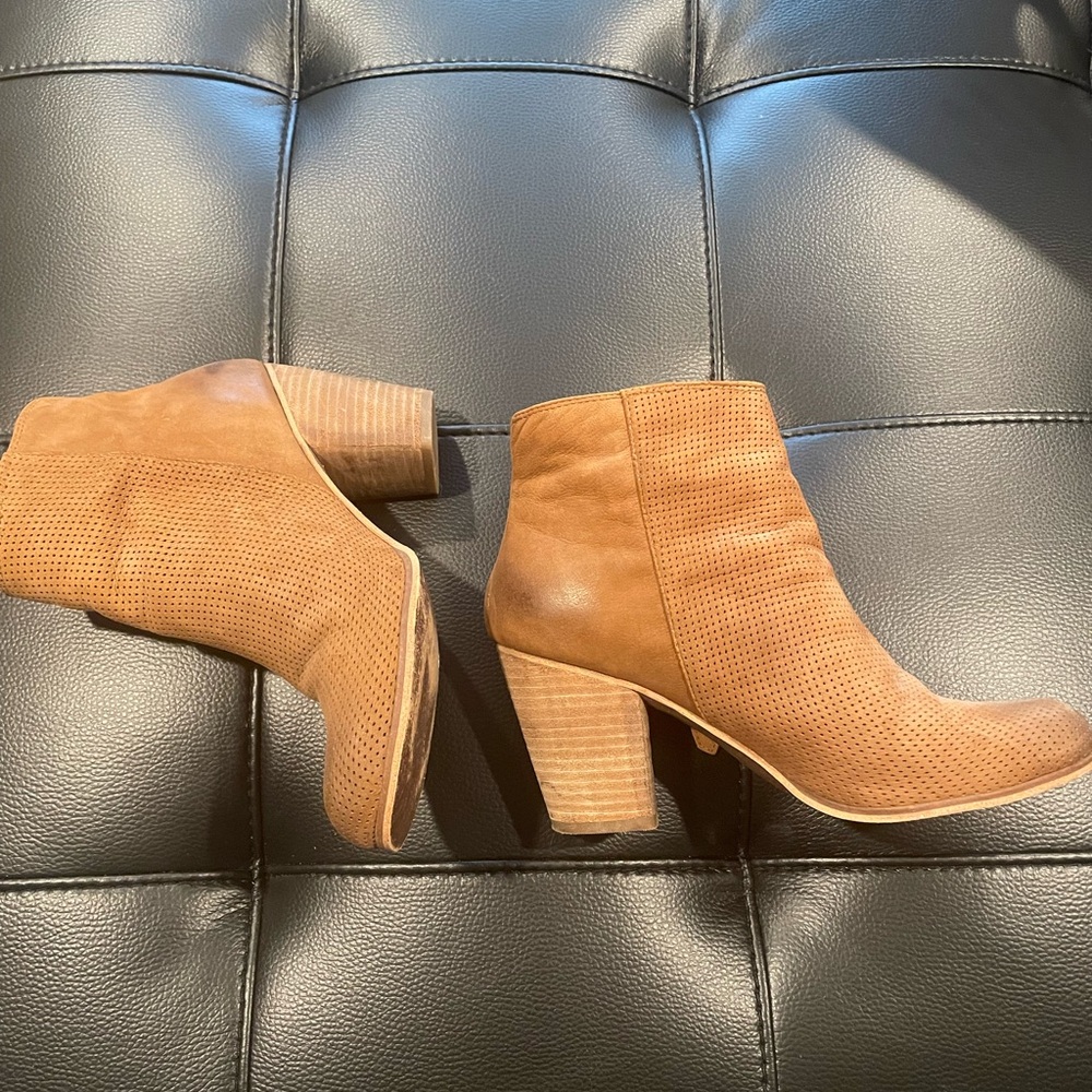 Tan suede ankle booties - Picture 2 of 2